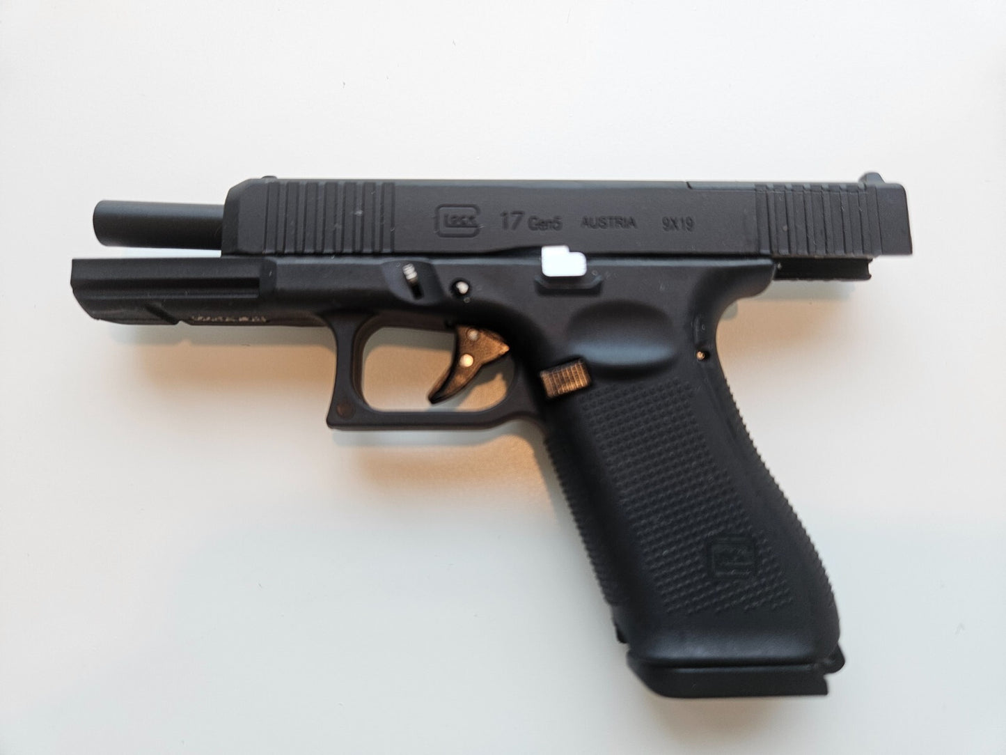 1/2 Scale Shell Eject Glock 17 Simulation model gun(For Display Only)