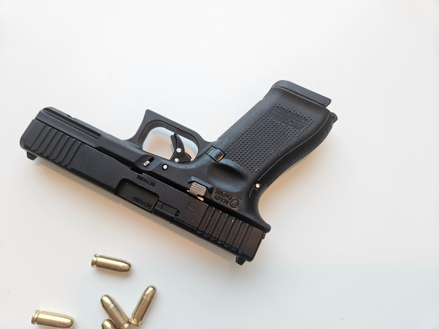1/2 Scale Shell Eject Glock 17 Simulation model gun(For Display Only)