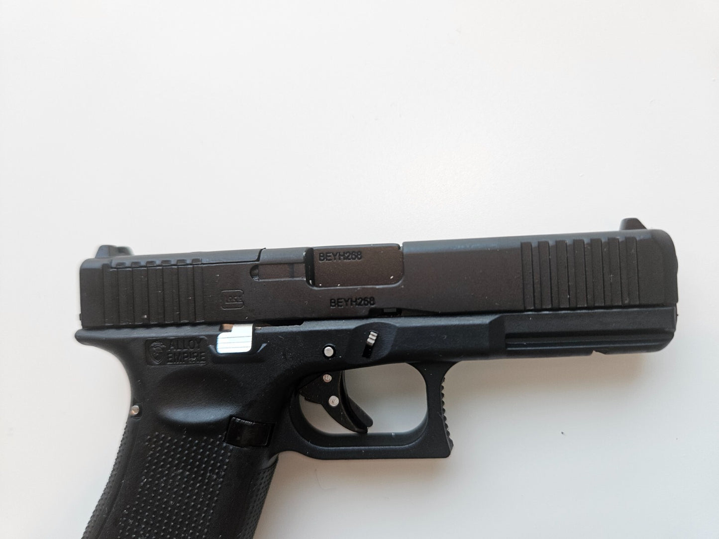 1/2 Scale Shell Eject Glock 17 Simulation model gun(For Display Only)