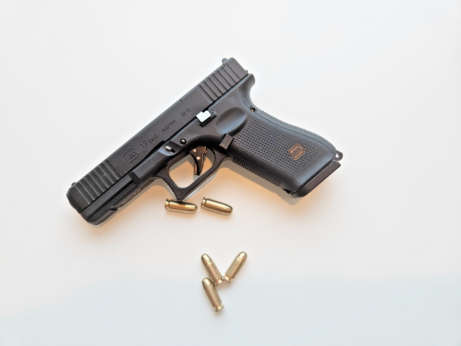 1/2 Scale Shell Eject Glock 17 Simulation model gun(For Display Only)