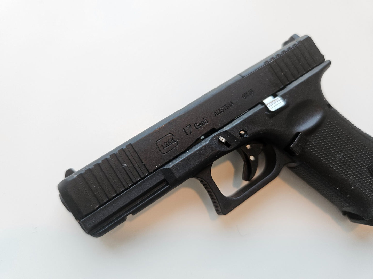 1/2 Scale Shell Eject Glock 17 Simulation model gun(For Display Only)