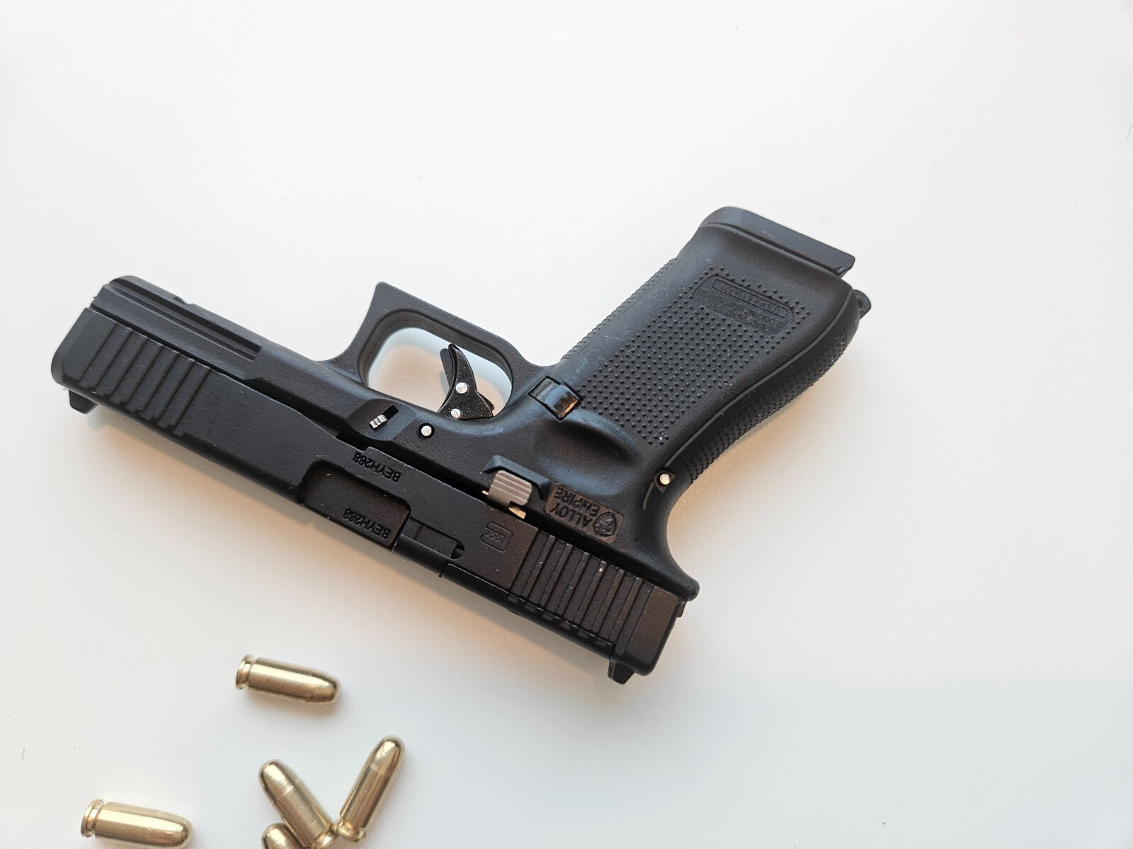 1/2 Scale Shell Eject Glock 17 Simulation model gun(For Display Only)