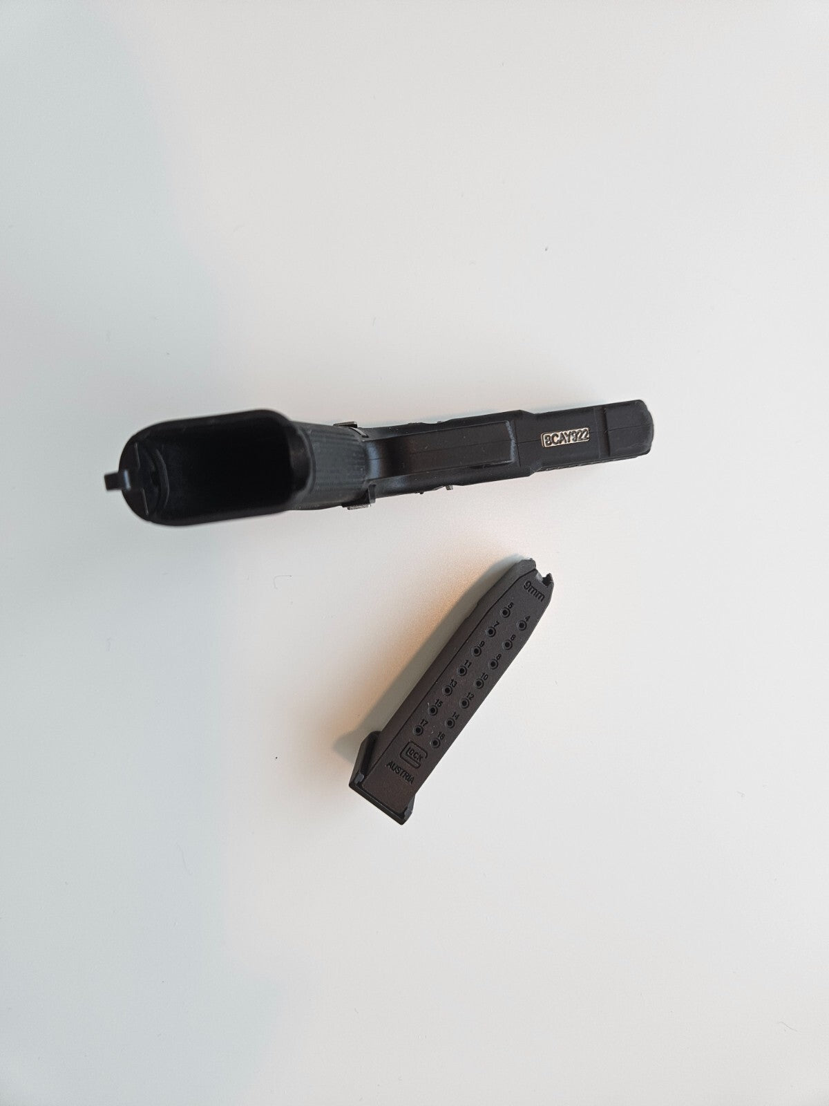 1/2 Scale Shell Eject Glock 17 Simulation model gun(For Display Only)