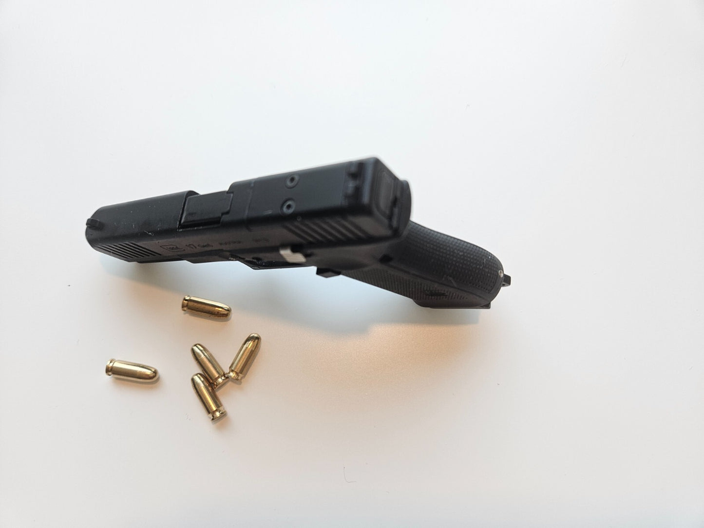 1/2 Scale Shell Eject Glock 17 Simulation model gun(For Display Only)