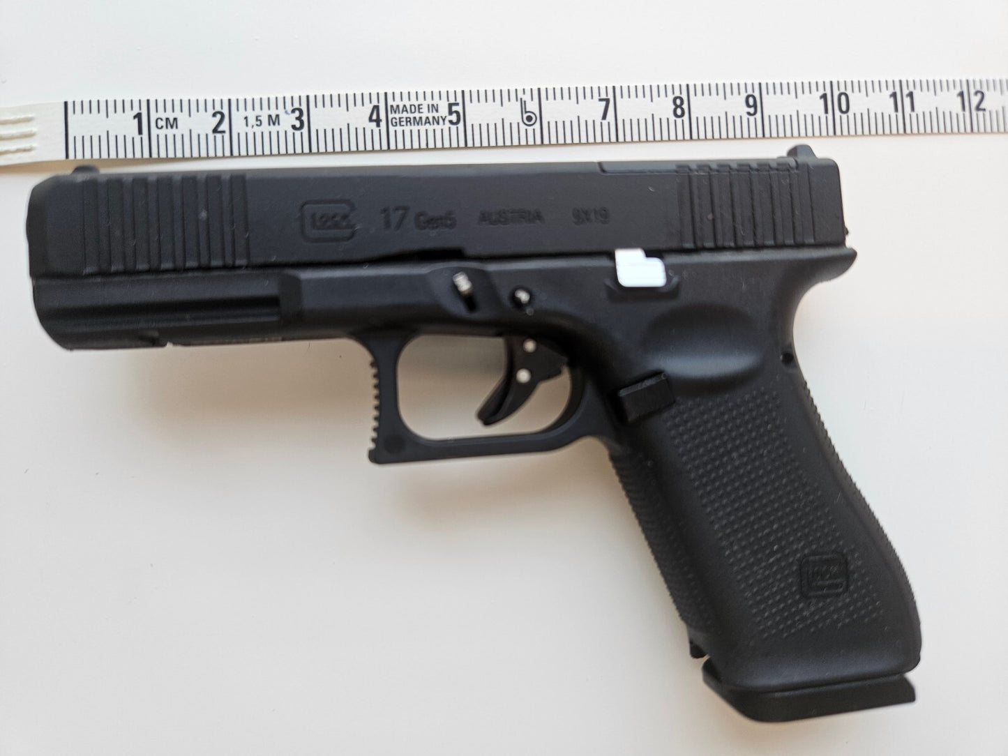1/2 Scale Shell Eject Glock 17 Simulation model gun(For Display Only)