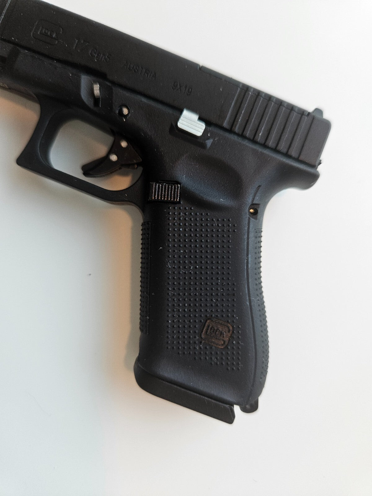 1/2 Scale Shell Eject Glock 17 Simulation model gun(For Display Only)