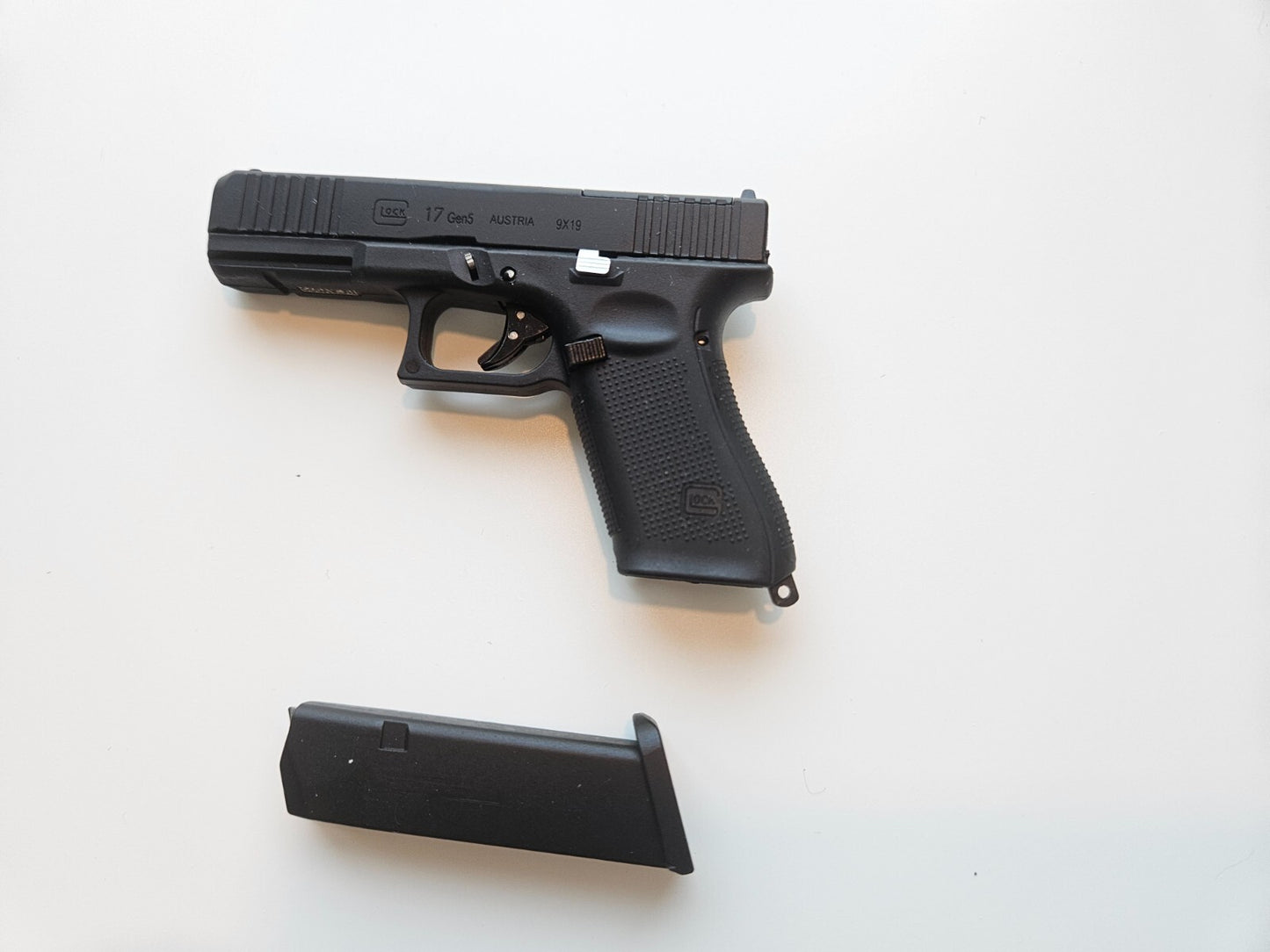 1/2 Scale Shell Eject Glock 17 Simulation model gun(For Display Only)