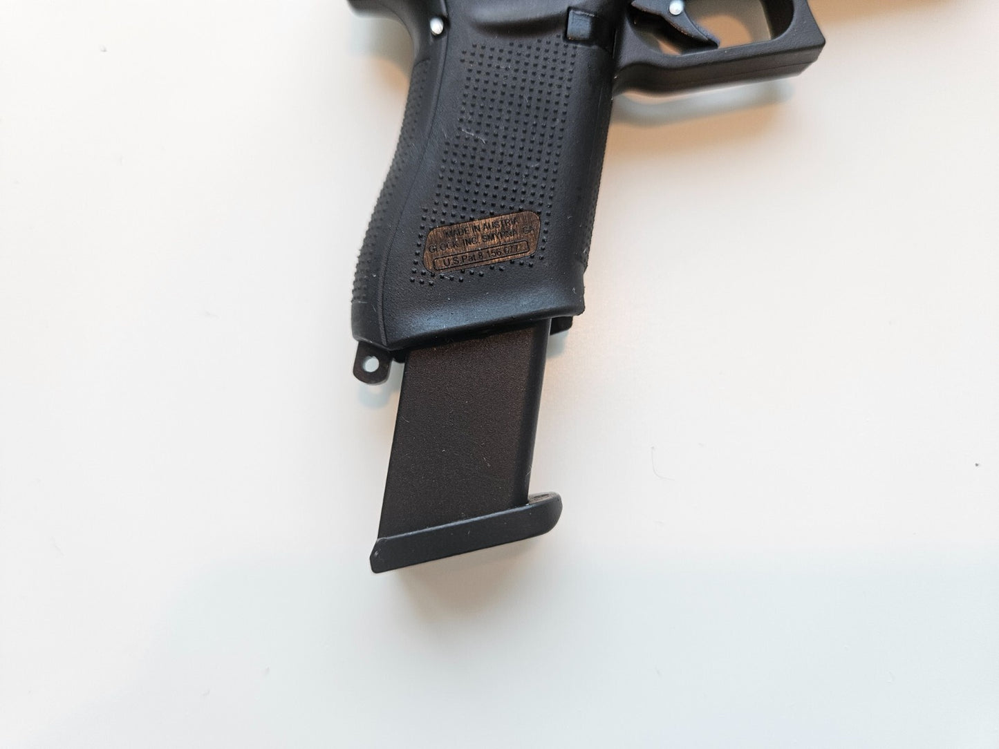 1/2 Scale Shell Eject Glock 17 Simulation model gun(For Display Only)